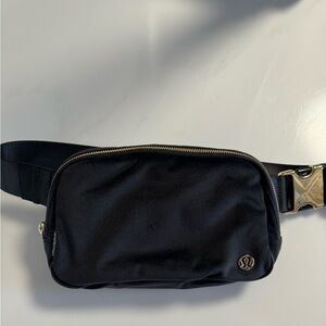 Lululemon belt bag (Velvet)